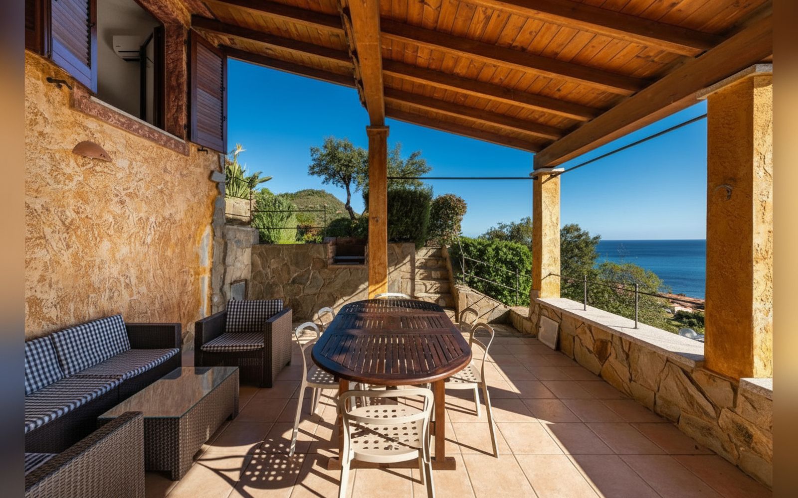 Il Pashà — terrazza coperta con vista sul mare