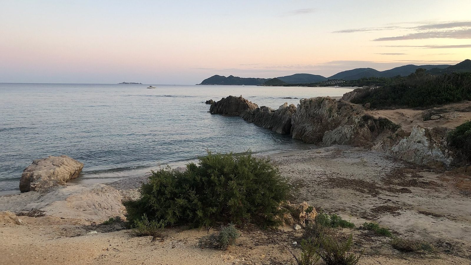 Costa rocciosa con macchia mediterranea nel Sarrabus