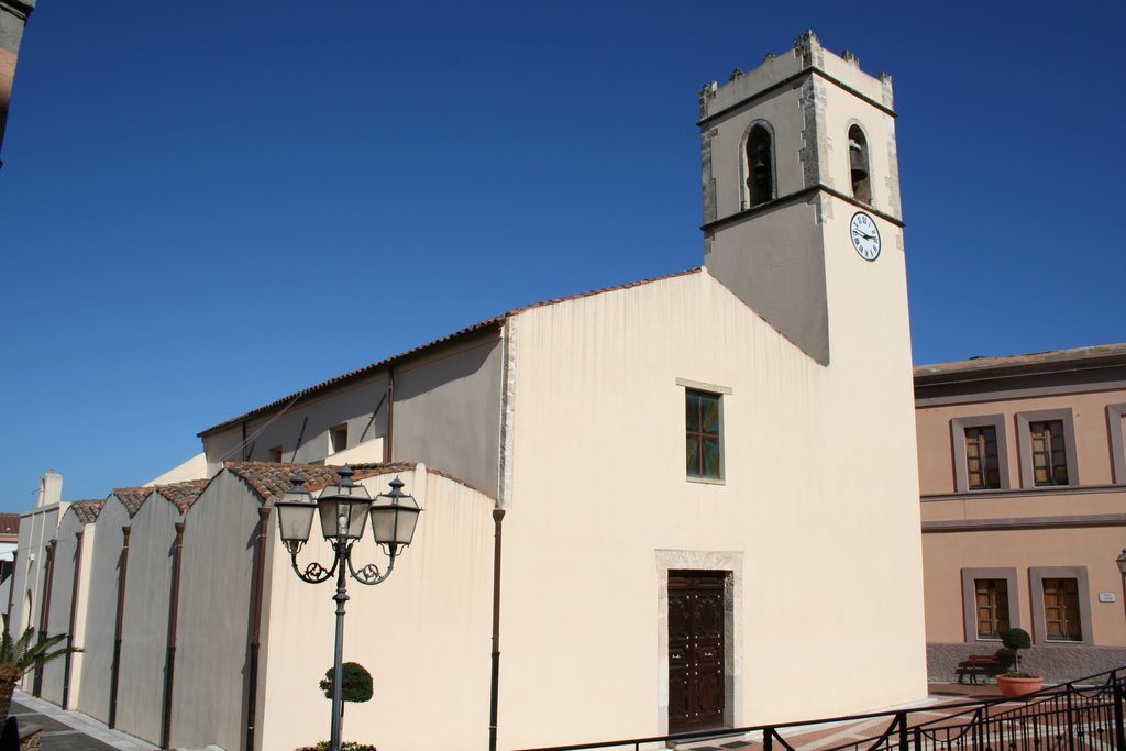 Chiesa con campanile nel centro di Muravera sotto il cielo azzurro